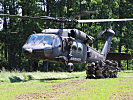 Die Soldaten des Jägerbataillons 12 unmittelbar nach dem Absitzen vom "Black Hawk".