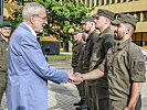 Alexander Van der Bellen gratulierte jenen Soldaten, die sich als Lebensretter bei Brandereignissen hervorgetan haben.