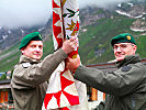 Brigadier Ingo Gstrein, r., übergibt die Insignie an Major Hannes Pirker.