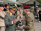 Generalmajor Martin Dorfer, l., führte bei der Kommandoübergabe zahlreiche Gespräche mit Vertretern anderer Armeen.