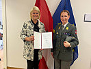 Verteidigungsministerin Klaudia Tanner mit Major Verena Plattner.