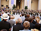 Hunderte Zuhörerinnen und Zuhörer verfolgten den Auftritt der Militärmusik.