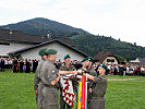 Vier Soldaten traten stellvertretend für alle Anzugelobenden zum Insignientrupp des Stabsbataillons 7 vor.