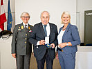 V.l.: Brigadier Sylvia Sperandio, Michael Kunze und Verteidigungsministerin Klaudia Tanner.