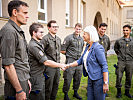 Verteidigungsministerin Klaudia Tanner mit Militär-Medizinstudenten.