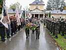 Brigadier Schinnerl und Vertreter der Traditionsverbände legten Kränze am Kriegerdenkmal nieder.