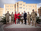 Verteidigungsministerin Klaudia Tanner übergibt Adventkränze für Soldatinnen und Soldaten im Auslandseinsatz.