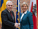 Verteidigungsministerin Klaudia Tanner mit ihrem rumänischen Amtskollegen.