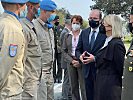 Klaudia Tanner mit österreichischen Soldaten bei der UN-Mission UNFICYP bei einem Besuch 2022.