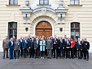 Verteidigungsministerin Klaudia Tanner mit Teilnehmerinnen und Teilnehmern des Kurses.