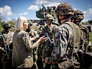 Klaudia Tanner im Gespräch mit Soldaten.