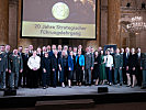 Klaudia Tanner mit den Absolventen des 20. Strategischen Führungslehrgangs.