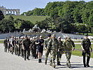 Eine Marschgruppe im Schlosspark Schönbrunn, im Hintergrund die Gloriette.