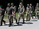Btaillonskommandanten Oberst Hornof, Jägerbataillons Wien 2, und Oberst Koroknai, Jägerbataillon Wien 1, mit der Marschgruppe auf der Donauinsel.