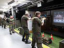 Das Schlüsselpersonal trainiert das Scharfschießen im Simulator, dem sogenannten "Schießkino".