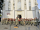 Oberst Heher dirigiert das Orchester der Gardemusik vor der Pfarrkirche Mariä Geburt.