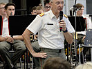 Brigadier Wagner begrüßt das Publikum.