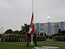 Flaggenparade - die Dienstflagge des Bundes wird gehisst.