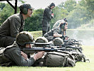 Soldaten beim Scharfschießen mit dem Sturmgewehr 77.