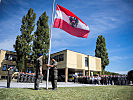 Flaggenparade - Die Dienstflagge des Bundes wird gehisst.