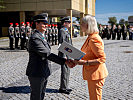 Bundesministerin Tanner übergibt das Diplom an die Klassensprecherin Oberwachtmeister Anna Jurasovits.