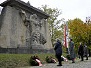 Bei der Kriegergrabstätte legten vertreter der Stadt Wien, des Militärs, der Opferverbände sowie des Österreichischen Schwarzen Kreuzes kränze nieder.