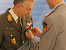 Brigadier Wagner erhält das Ehrenkreuz der Bundeswehr in Gold.