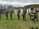 Die Teilnehmer stellen beim Einzelgefechtsschießen ihre Schießfertigkeiten unter Beweis.