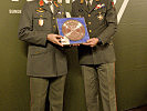 Brigadier Wagner überreichte den „Silberteller des Militärkommandos Wien“ an Oberleutnant Nikoloz Avaliani.