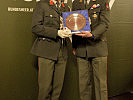 Brigadier Wagner überreichte den „Silberteller des Militärkommandos Wien“ an Rekrut Maximilian Köhbach.