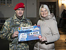 Der Reinerl&ouml;s des Adventkonzerts der Gardemusik in H&ouml;he von 9.150,- &euro; wurde symbolisch an Bundesministerin Tanner &uuml;bergeben.