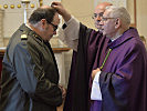 Milit&auml;rbischof Werner Freistetter spendet das Aschenkreuz.