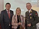 Bundesministerin Klaudia Tanner, die als erste Verteidigungsministerin in der Geschichte der &bdquo;Pro Defensione&ldquo;, mit dem traditionsreichen Ehrenpreis ausgezeichnet wurde.