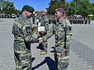Auszeichnung der geehrten Soldaten: Generalmajor Christiner zeichnet Hauptmann F. aus