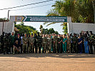 MEDREX Teilnehmer und offizielle Vertreter der Streitk&auml;fte vor dem Eingang zum Milit&auml;rspital in Ziguinchor.