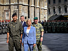 Verteidigungsministerin Klaudia Tanner beim Abschreiten der Front.