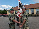 Brigadier Christian Habersatter (l.), der Militärkommandant von Wien, übergibt die Fahne des Verbandes an Major Thomas Baumann — damit ist die Kommandoübergabe vollzogen.