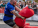 Bis zu 160 Kilogramm schwere Sands&auml;cke verlangen Kraft und Technik.