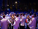 Unter der Leitung von Heeresmusikchef Oberst Bernhard Heher und dem Bandleader der Bundeswehr, Oberstleutnant Tobias Terhardt, pr&auml;sentierten die beiden Klangk&ouml;rper ein abwechslungsreiches Programm, das von mitrei&szlig;enden Big-Band-Klassikern bis hin zu eindrucksvollen sinfonischen Blasmusikwerken reichte.