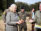 Verteidigungsministerin Klaudia Tanner erh&auml;lt Einblicke in die Arbeit im Versuchswald.