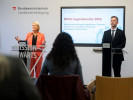 Verteidigungsministerin Klaudia Tanner und Wolfgang Prinz präsentieren den ersten BMLV-Jugendmonitor.