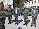 Oberstleutnant Lamprecht (l.) meldet an den Kommandanten der 6. Jägerbrigade, Brigadier Waldner (2.v.r.).