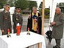 Generalvikar Fahrner und Militär-Erzdekan Ellenhuber (r.) segnen die neue Statue der Heiligen Barbara.