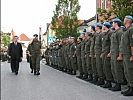 Generalmajor Heidecker und Botschafter Mayr-Harting beim Abschreiten der Front.