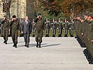 Generalleutnant Günter Höfler, NR-Abgeordneter Anton Gaál und General Roland Ertl beim Abschreiten der Front.