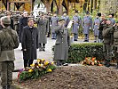 Landeshauptmann Platter und Generalmajor Bauer, r., legten Kränze nieder.