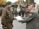 Oberstleutnant Hans Bundschuh (l.) übernimmt von Generalleutnant Entacher das Kommando über das Versorgungsbataillon.