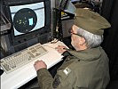 Radar-Operator Vizeleutnant Grohsmann bei seiner Arbeit.