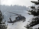 Mit "Black Hawk"-Hubschraubern wird das Flugnotfallteam aufs Bödele gebracht.