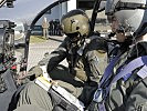 Der Pilot und die Crew beim letzten Check vor dem Abflug.